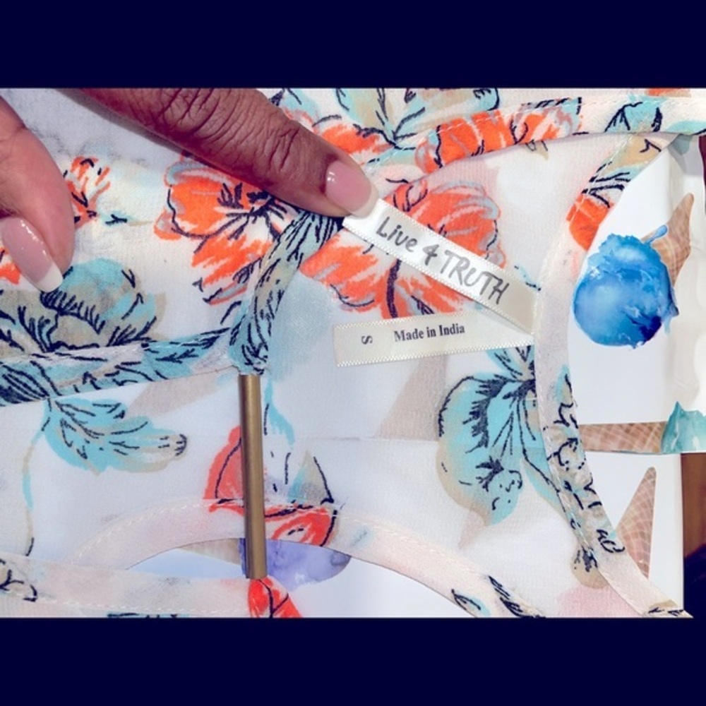 Bundle Alert π¨ 2 Floral Spring Top Size Small - Picture 4 of 15